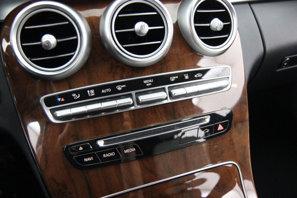 Mercedes-Benz C 2016 300 h T A Premium Business / Burmester / Distronic / Vetokoukku