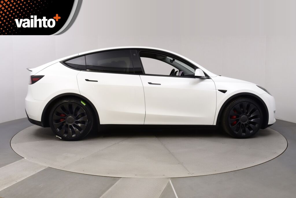 Tesla Model Y 2022 Performance / AMD Ryzen / Ilmalämpöpumppu / Premium audio / Kahdet renkaat vanteineen
