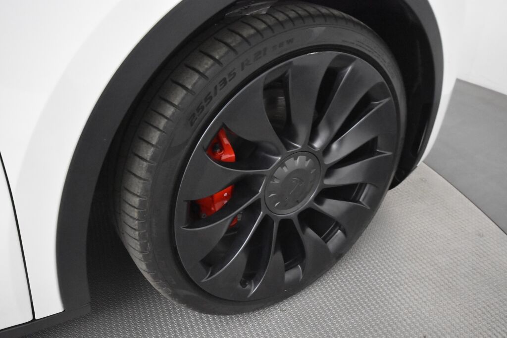 Tesla Model Y 2022 Performance / AMD Ryzen / Ilmalämpöpumppu / Premium audio / Kahdet renkaat vanteineen