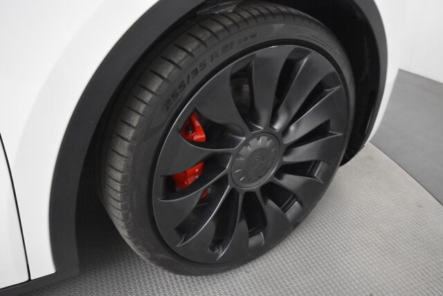 Tesla Model Y 2022 Performance / AMD Ryzen / Ilmalämpöpumppu / Premium audio / Kahdet renkaat vanteineen