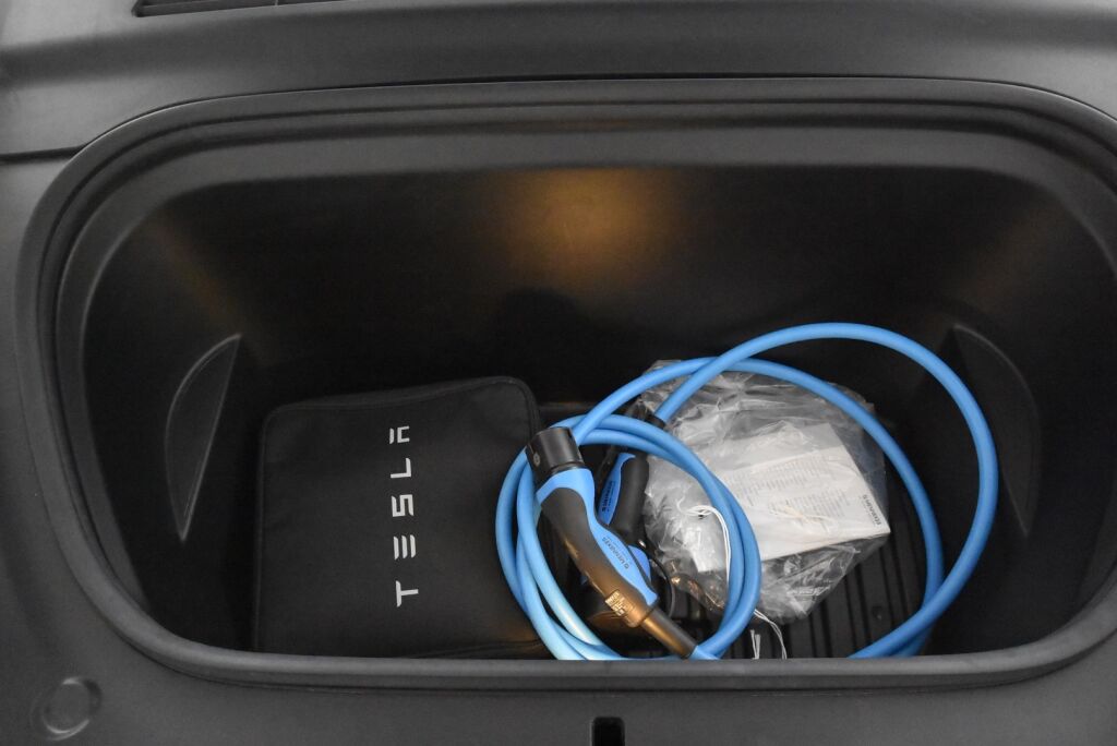 Tesla Model Y 2022 Performance / AMD Ryzen / Ilmalämpöpumppu / Premium audio / Kahdet renkaat vanteineen