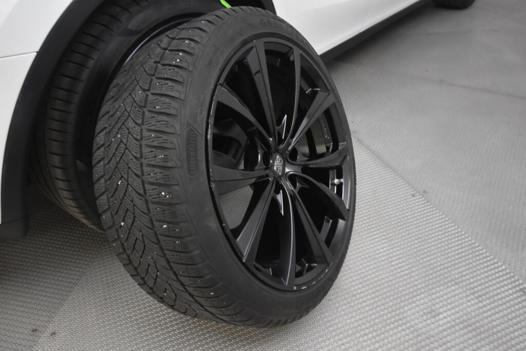 Tesla Model Y 2022 Performance / AMD Ryzen / Ilmalämpöpumppu / Premium audio / Kahdet renkaat vanteineen