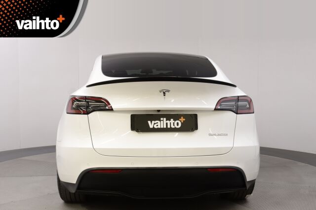 Tesla Model Y 2022 Performance / AMD Ryzen / Ilmalämpöpumppu / Premium audio / Kahdet renkaat vanteineen