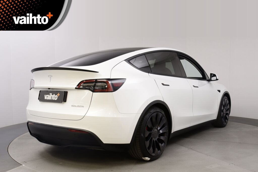 Tesla Model Y 2022 Performance / AMD Ryzen / Ilmalämpöpumppu / Premium audio / Kahdet renkaat vanteineen