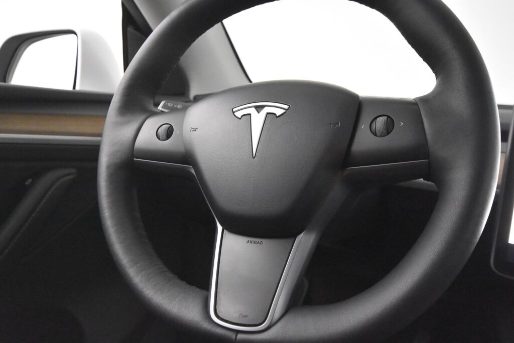Tesla Model Y 2022 Performance / AMD Ryzen / Ilmalämpöpumppu / Premium audio / Kahdet renkaat vanteineen