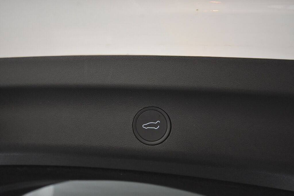 Tesla Model Y 2022 Performance / AMD Ryzen / Ilmalämpöpumppu / Premium audio / Kahdet renkaat vanteineen