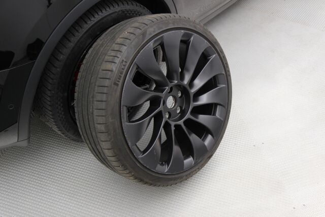 Tesla Model Y 2022 Performance / AMD Ryzen / Premium Audio / Vetokoukku