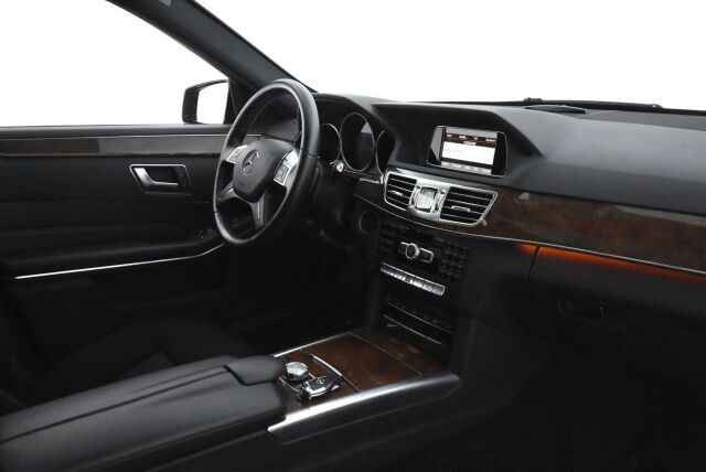 Mercedes-Benz E 2014 300 BlueTec Hybrid T A Premium Business / Webasto / Panoraama / Led-ajovalot / Sähköinen takaluukku