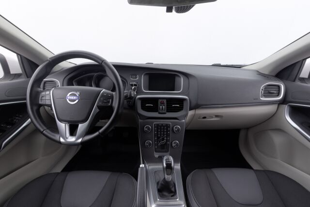 Volvo V40 2016 T3 Momentum / Webasto / 2.omistajaa / Digimittaristo / Xenonit / Navi / VOC / Vakionopeudensäädin /