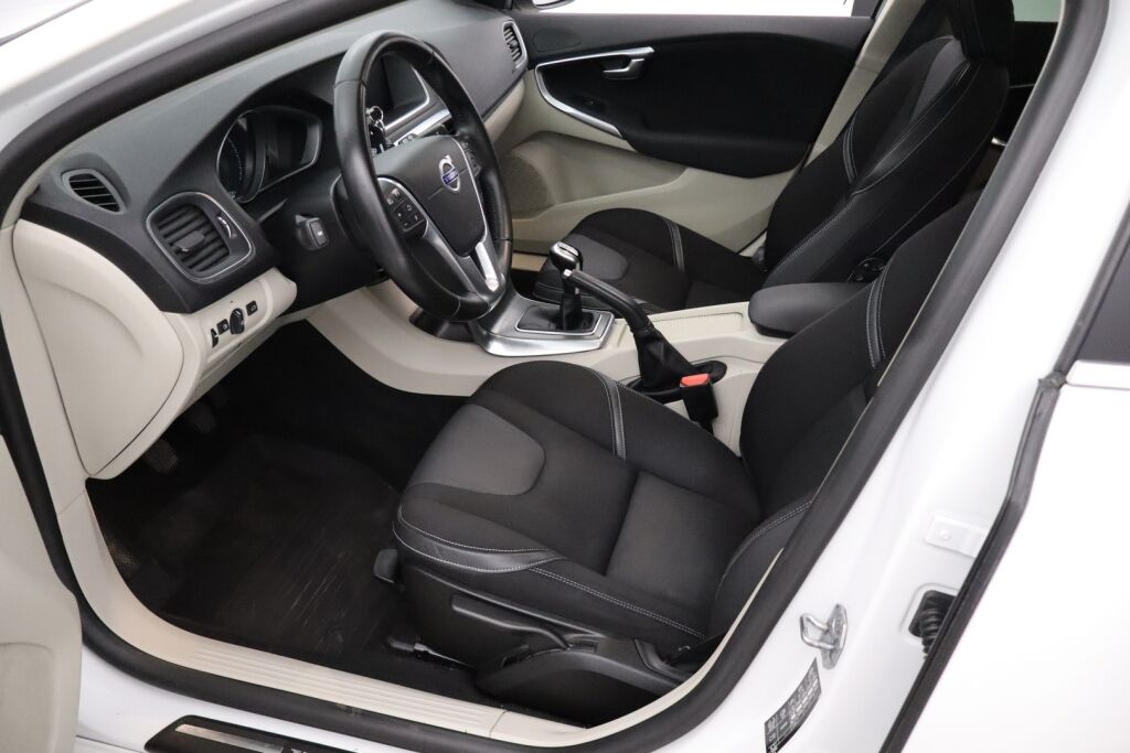 Volvo V40 2016 T3 Momentum / Webasto / 2.omistajaa / Digimittaristo / Xenonit / Navi / VOC / Vakionopeudensäädin /