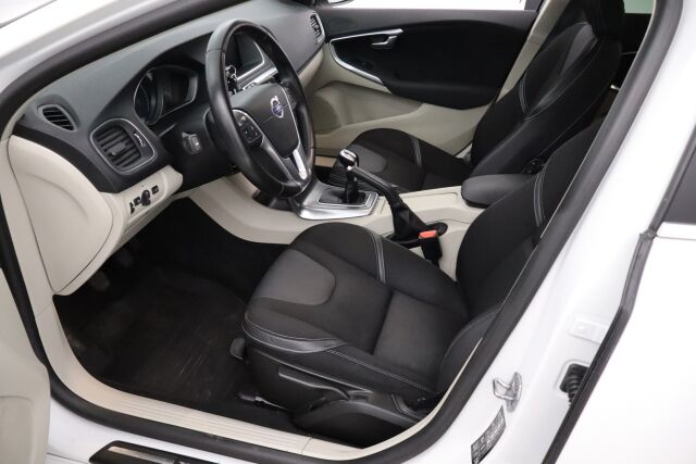 Volvo V40 2016 T3 Momentum / Webasto / 2.omistajaa / Digimittaristo / Xenonit / Navi / VOC / Vakionopeudensäädin /