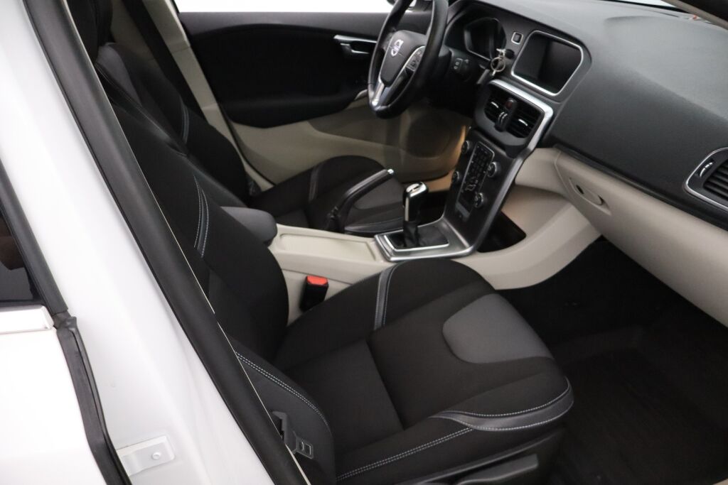 Volvo V40 2016 T3 Momentum / Webasto / 2.omistajaa / Digimittaristo / Xenonit / Navi / VOC / Vakionopeudensäädin /