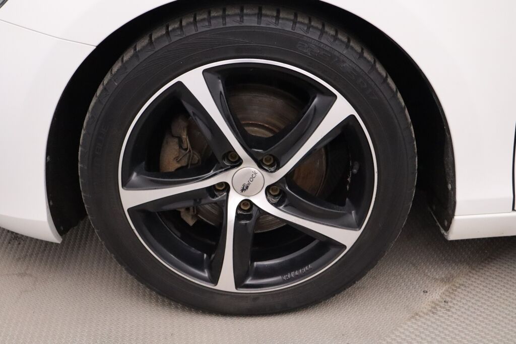 Volvo V40 2016 T3 Momentum / Webasto / 2.omistajaa / Digimittaristo / Xenonit / Navi / VOC / Vakionopeudensäädin /