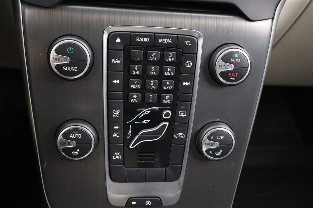 Volvo V40 2016 T3 Momentum / Webasto / 2.omistajaa / Digimittaristo / Xenonit / Navi / VOC / Vakionopeudensäädin /