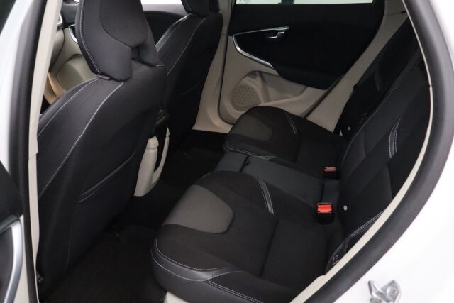 Volvo V40 2016 T3 Momentum / Webasto / 2.omistajaa / Digimittaristo / Xenonit / Navi / VOC / Vakionopeudensäädin /
