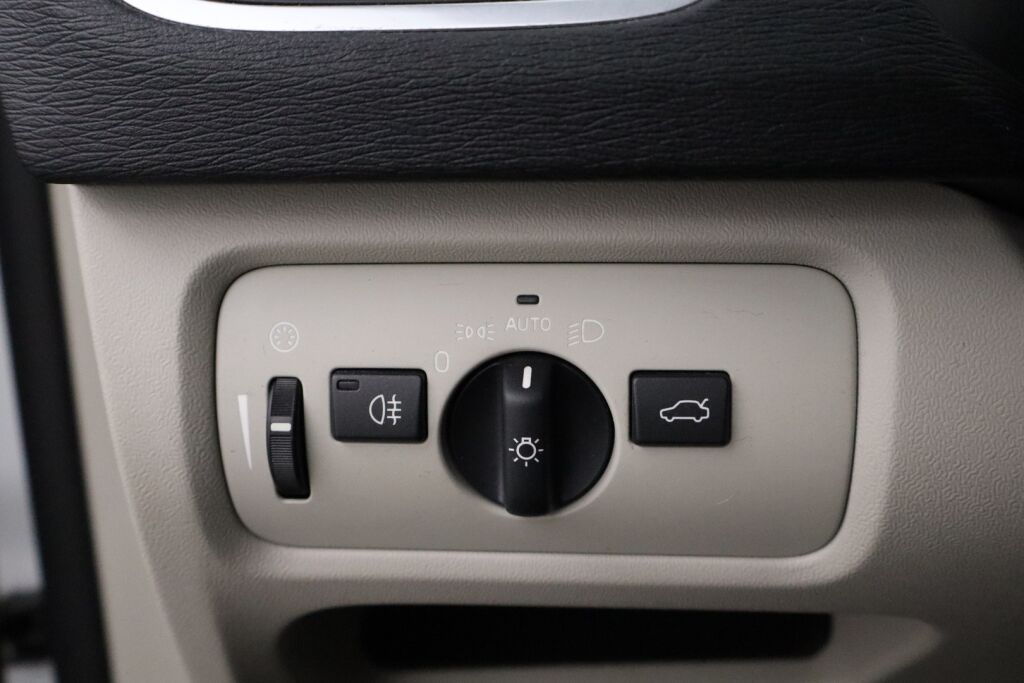 Volvo V40 2016 T3 Momentum / Webasto / 2.omistajaa / Digimittaristo / Xenonit / Navi / VOC / Vakionopeudensäädin /