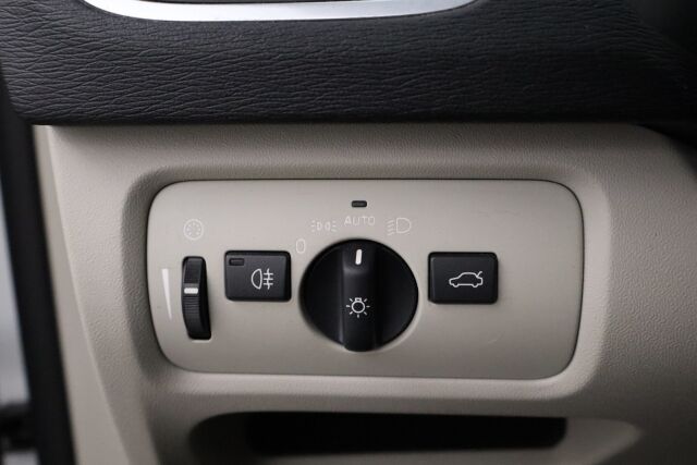 Volvo V40 2016 T3 Momentum / Webasto / 2.omistajaa / Digimittaristo / Xenonit / Navi / VOC / Vakionopeudensäädin /