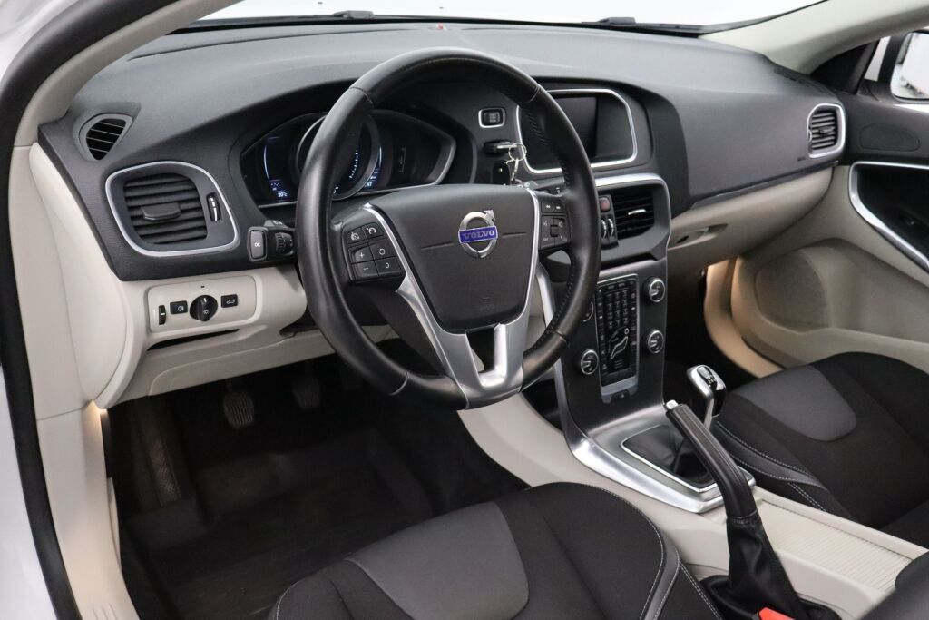 Volvo V40 2016 T3 Momentum / Webasto / 2.omistajaa / Digimittaristo / Xenonit / Navi / VOC / Vakionopeudensäädin /