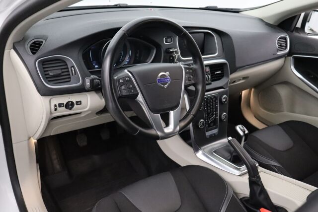 Volvo V40 2016 T3 Momentum / Webasto / 2.omistajaa / Digimittaristo / Xenonit / Navi / VOC / Vakionopeudensäädin /