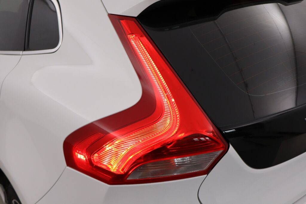 Volvo V40 2016 T3 Momentum / Webasto / 2.omistajaa / Digimittaristo / Xenonit / Navi / VOC / Vakionopeudensäädin /