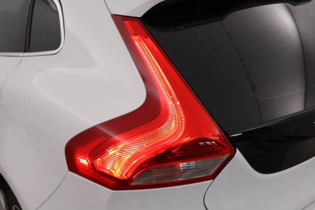Volvo V40 2016 T3 Momentum / Webasto / 2.omistajaa / Digimittaristo / Xenonit / Navi / VOC / Vakionopeudensäädin /