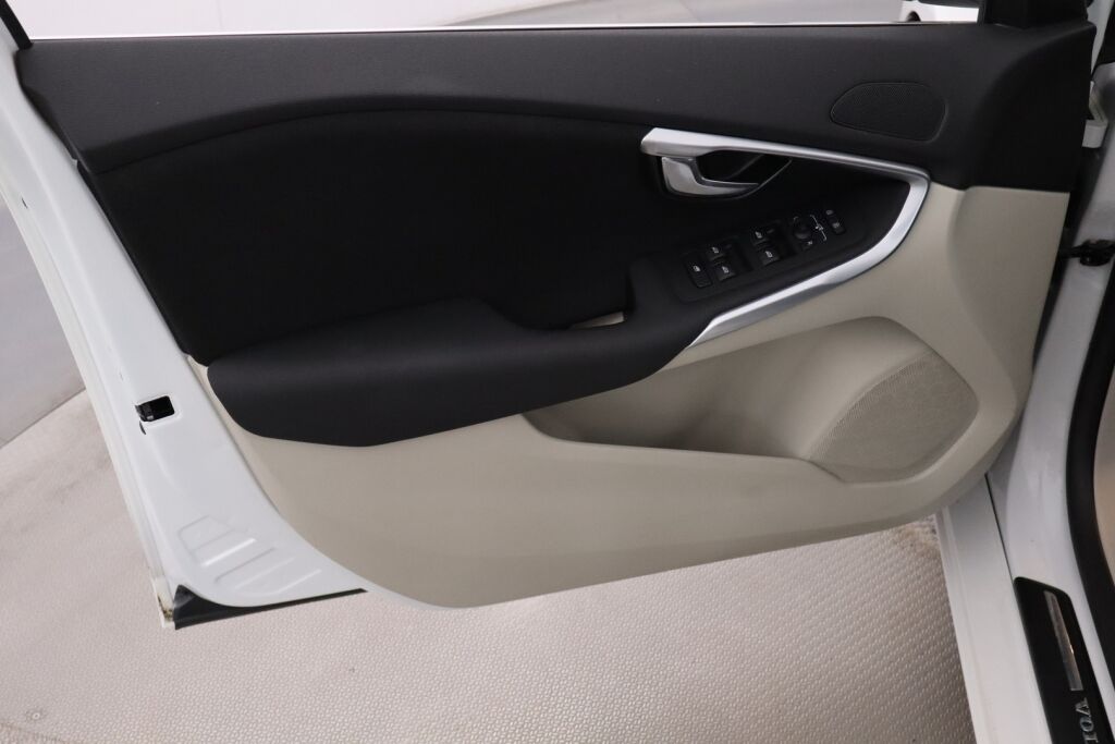 Volvo V40 2016 T3 Momentum / Webasto / 2.omistajaa / Digimittaristo / Xenonit / Navi / VOC / Vakionopeudensäädin /