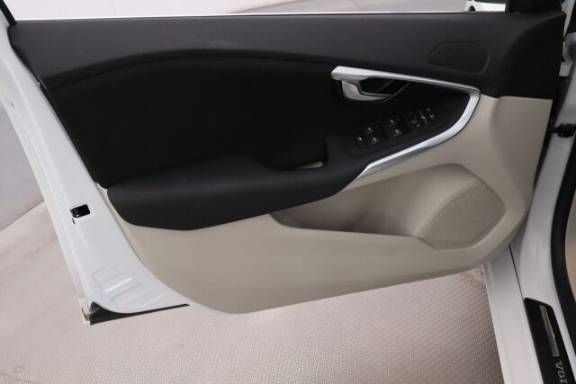 Volvo V40 2016 T3 Momentum / Webasto / 2.omistajaa / Digimittaristo / Xenonit / Navi / VOC / Vakionopeudensäädin /