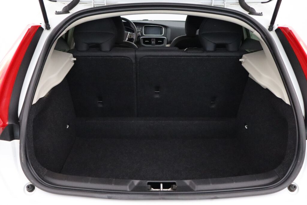 Volvo V40 2016 T3 Momentum / Webasto / 2.omistajaa / Digimittaristo / Xenonit / Navi / VOC / Vakionopeudensäädin /