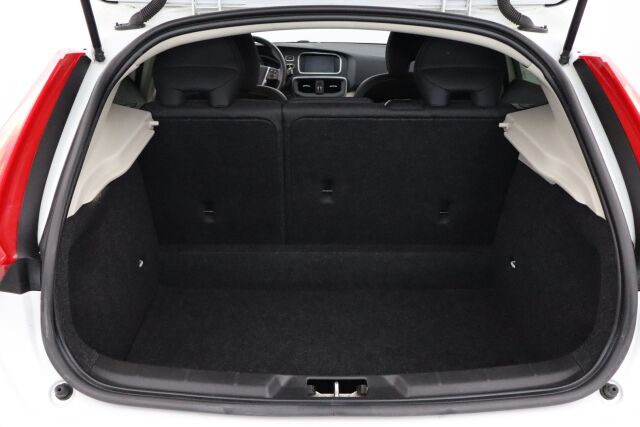 Volvo V40 2016 T3 Momentum / Webasto / 2.omistajaa / Digimittaristo / Xenonit / Navi / VOC / Vakionopeudensäädin /