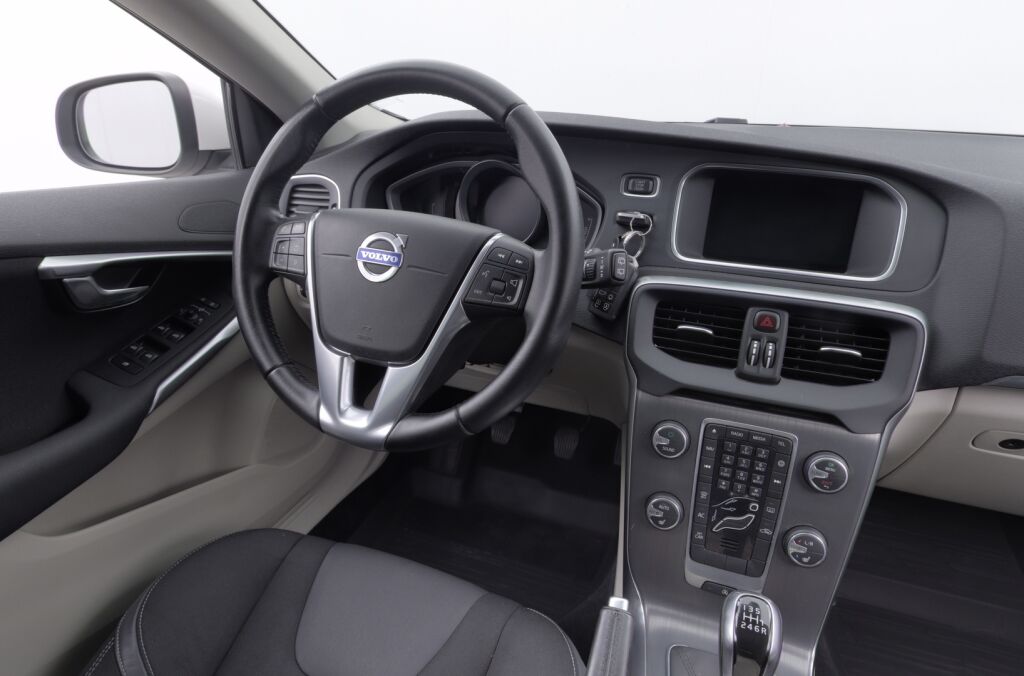 Volvo V40 2016 T3 Momentum / Webasto / 2.omistajaa / Digimittaristo / Xenonit / Navi / VOC / Vakionopeudensäädin /