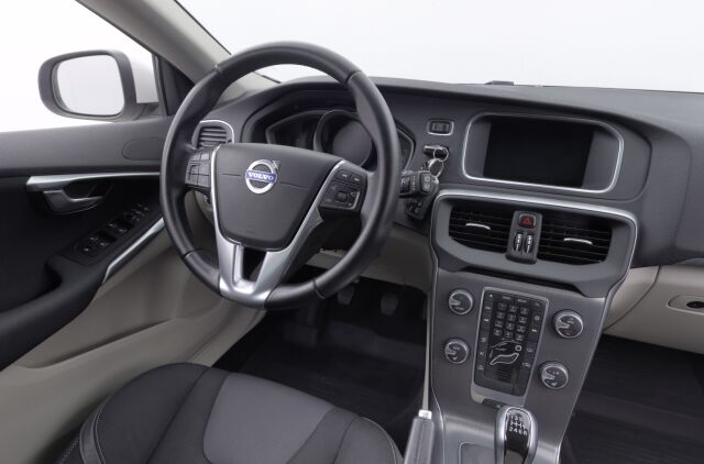 Volvo V40 2016 T3 Momentum / Webasto / 2.omistajaa / Digimittaristo / Xenonit / Navi / VOC / Vakionopeudensäädin /