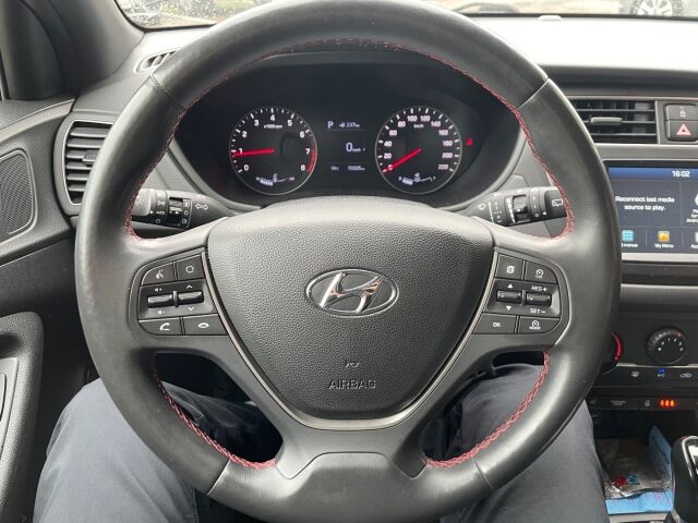 Hyundai i20 Hatchback 2018 1,0 T-GDI 100 hv 7-DCT Comfort W / Vetokoukku /  Kamera / Merkkihuollot / AppleCarplay & Androidauto / Kaistavahti / Suomiauto