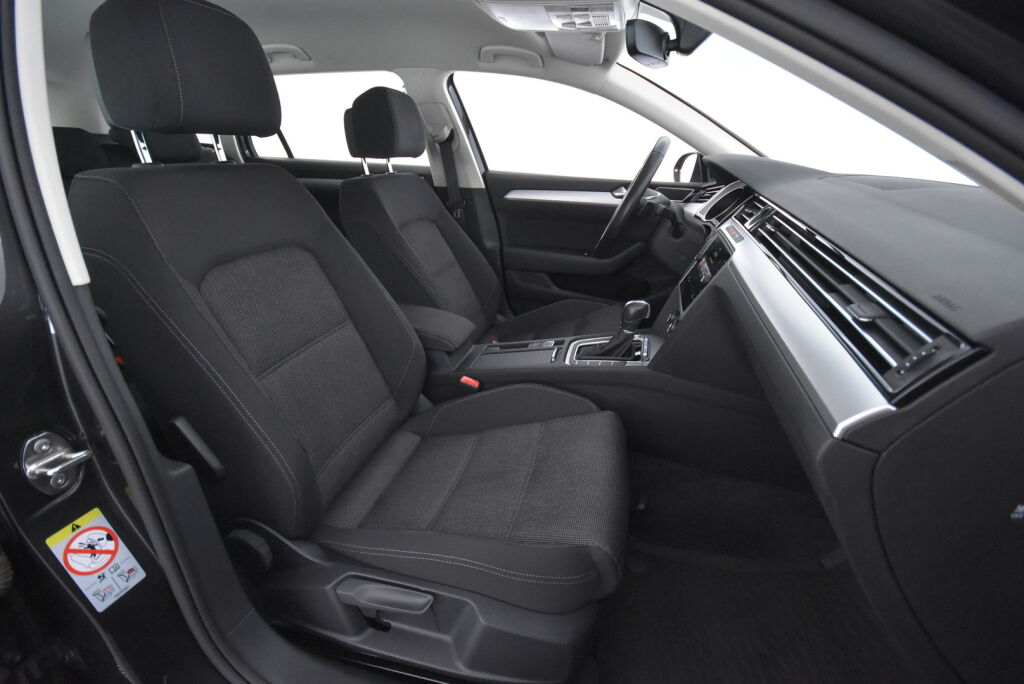 Volkswagen Passat 2019 Variant Comfortline 2,0 TDI SCR 110 kW (150 hv) DSG-automaatti / Webasto / Vetokoukku / ACC / Lohko+sisäpistoke / Navi