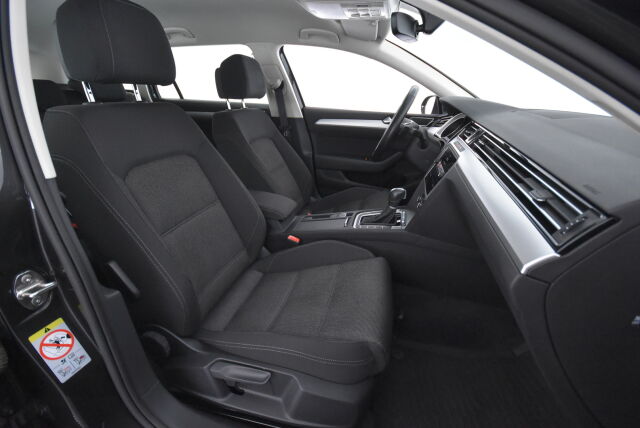 Volkswagen Passat 2019 Variant Comfortline 2,0 TDI SCR 110 kW (150 hv) DSG-automaatti / Webasto / Vetokoukku / ACC / Lohko+sisäpistoke / Navi