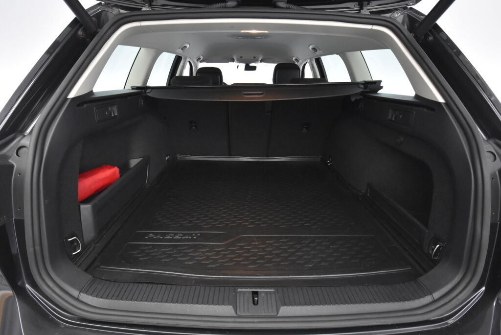 Volkswagen Passat 2019 Variant Comfortline 2,0 TDI SCR 110 kW (150 hv) DSG-automaatti / Webasto / Vetokoukku / ACC / Lohko+sisäpistoke / Navi