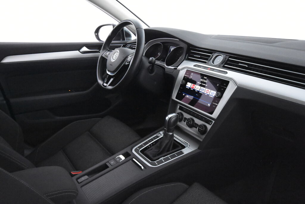 Volkswagen Passat 2019 Variant Comfortline 2,0 TDI SCR 110 kW (150 hv) DSG-automaatti / Webasto / Vetokoukku / ACC / Lohko+sisäpistoke / Navi