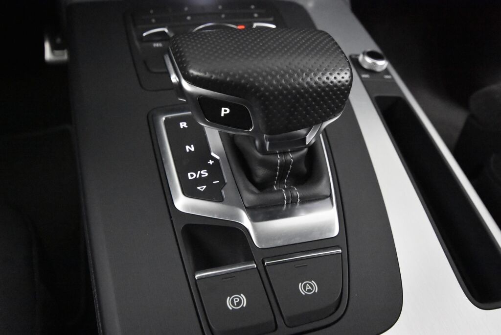 Audi Q5 2018 Business Sport 2,0 TDI 140 kW quattro S tronic S-Line / Webasto / Sähköpenkit / Vetokoukku / Suomiauto