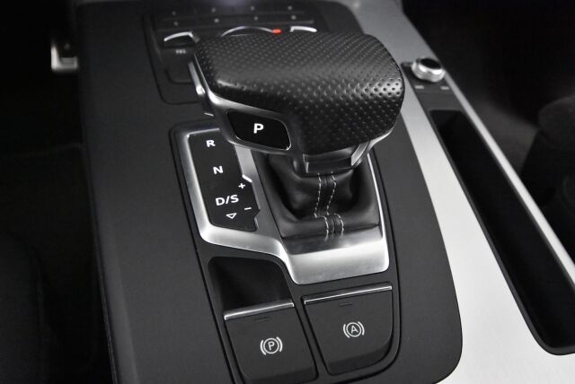 Audi Q5 2018 Business Sport 2,0 TDI 140 kW quattro S tronic S-Line / Webasto / Sähköpenkit / Vetokoukku / Suomiauto