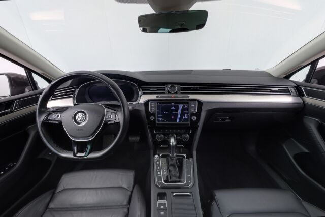 Volkswagen Passat 2016 Variant Highline 2,0 TDI Biturbo 176 kW (240 hv) 4MOTION DSG / 360 kamera / Digimittaristo / Nahkasisusta / Vetokoukku / Lohkolämmitin