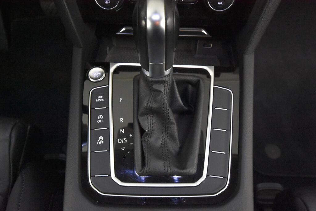 Volkswagen Passat 2016 Variant Highline 2,0 TDI Biturbo 176 kW (240 hv) 4MOTION DSG / 360 kamera / Digimittaristo / Nahkasisusta / Vetokoukku / Lohkolämmitin