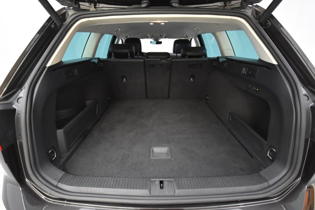 Volkswagen Passat 2016 Variant Highline 2,0 TDI Biturbo 176 kW (240 hv) 4MOTION DSG / 360 kamera / Digimittaristo / Nahkasisusta / Vetokoukku / Lohkolämmitin