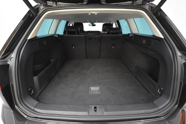 Volkswagen Passat 2016 Variant Highline 2,0 TDI Biturbo 176 kW (240 hv) 4MOTION DSG / 360 kamera / Digimittaristo / Nahkasisusta / Vetokoukku / Lohkolämmitin