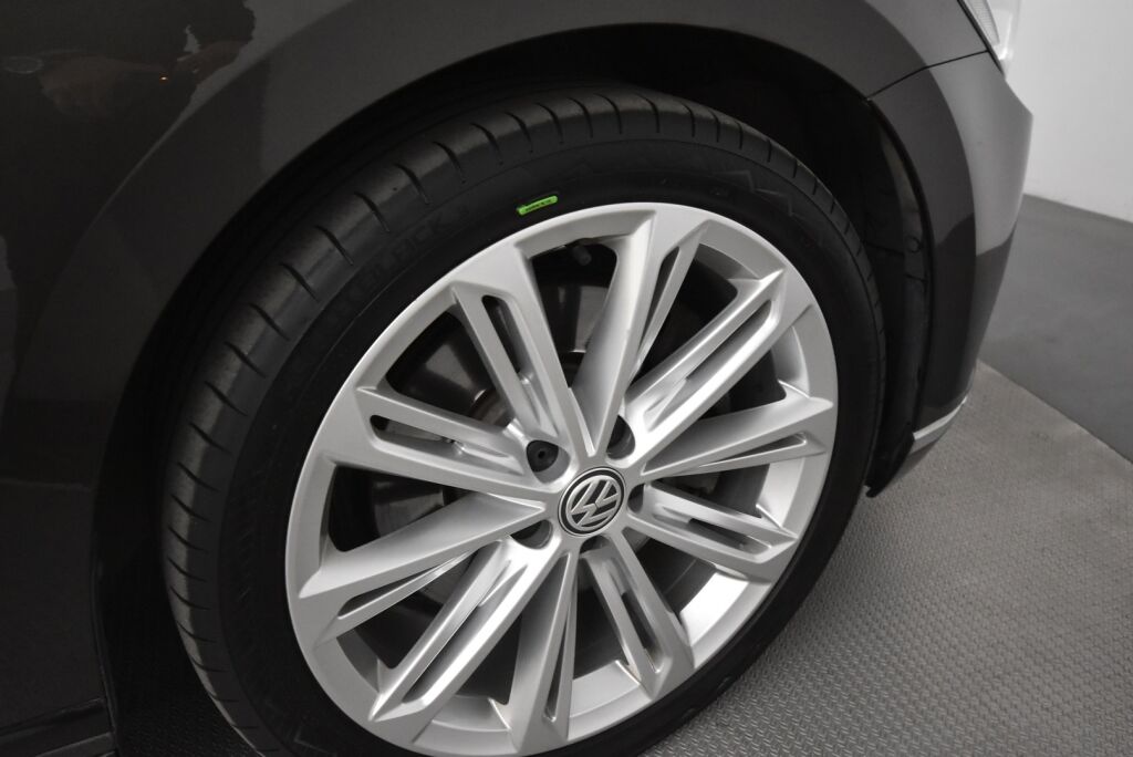 Volkswagen Passat 2016 Variant Highline 2,0 TDI Biturbo 176 kW (240 hv) 4MOTION DSG / 360 kamera / Digimittaristo / Nahkasisusta / Vetokoukku / Lohkolämmitin