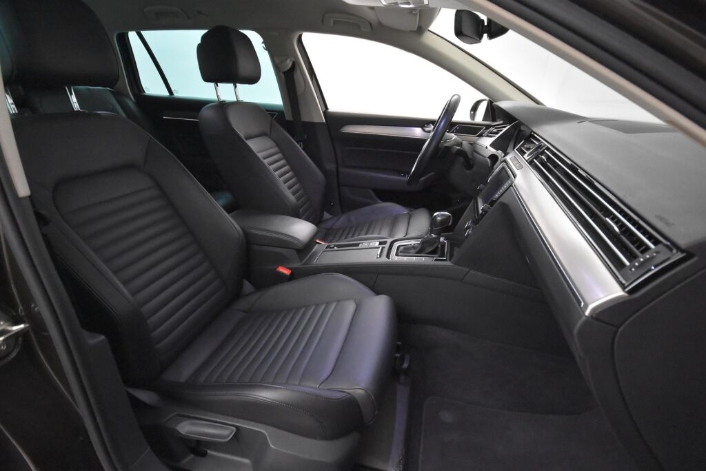 Volkswagen Passat 2016 Variant Highline 2,0 TDI Biturbo 176 kW (240 hv) 4MOTION DSG / 360 kamera / Digimittaristo / Nahkasisusta / Vetokoukku / Lohkolämmitin