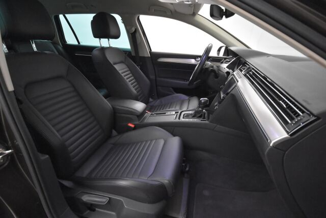 Volkswagen Passat 2016 Variant Highline 2,0 TDI Biturbo 176 kW (240 hv) 4MOTION DSG / 360 kamera / Digimittaristo / Nahkasisusta / Vetokoukku / Lohkolämmitin