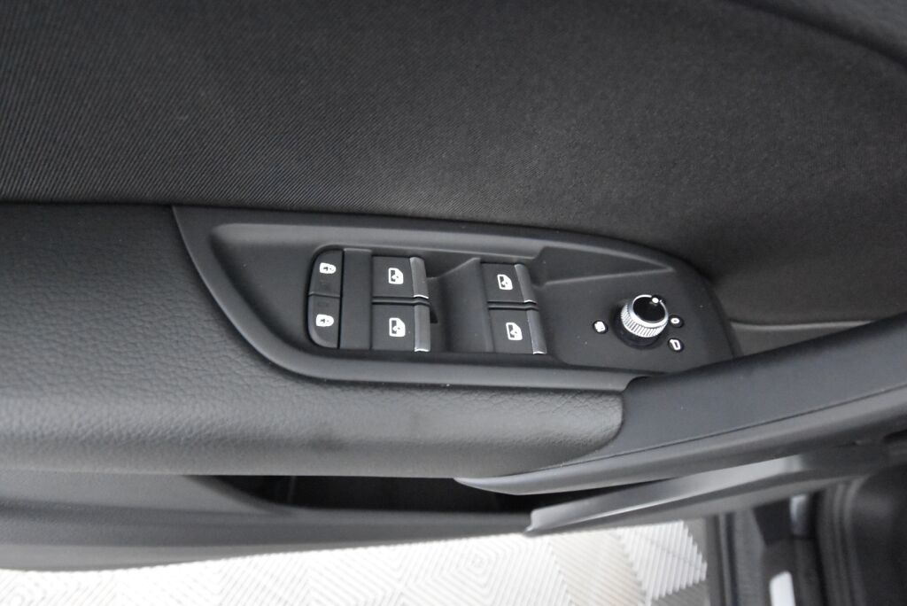 Audi Q5 2023 Business Advanced Launch Edition 40 TDI 150 kW MHEV quattro S tronic / Kamera / Webasto / Koukku / Acc / Matrix LED