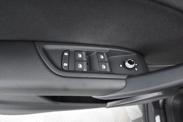 Audi Q5 2023 Business Advanced Launch Edition 40 TDI 150 kW MHEV quattro S tronic / Kamera / Webasto / Koukku / Acc / Matrix LED
