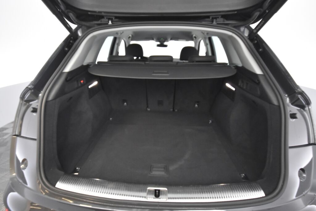 Audi Q5 2023 Business Advanced Launch Edition 40 TDI 150 kW MHEV quattro S tronic / Kamera / Webasto / Koukku / Acc / Matrix LED