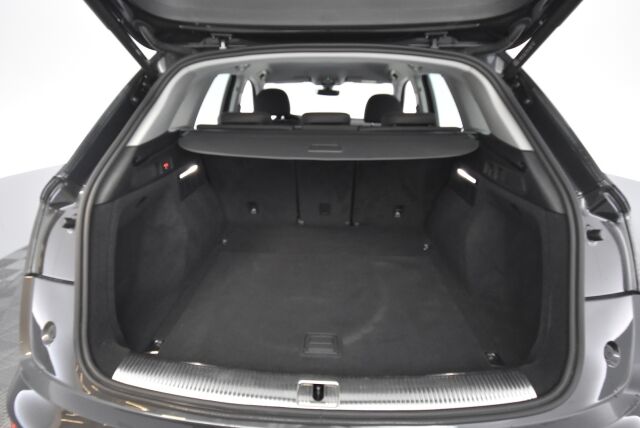 Audi Q5 2023 Business Advanced Launch Edition 40 TDI 150 kW MHEV quattro S tronic / Kamera / Webasto / Koukku / Acc / Matrix LED