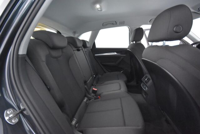 Audi Q5 2023 Business Advanced Launch Edition 40 TDI 150 kW MHEV quattro S tronic / Kamera / Webasto / Koukku / Acc / Matrix LED